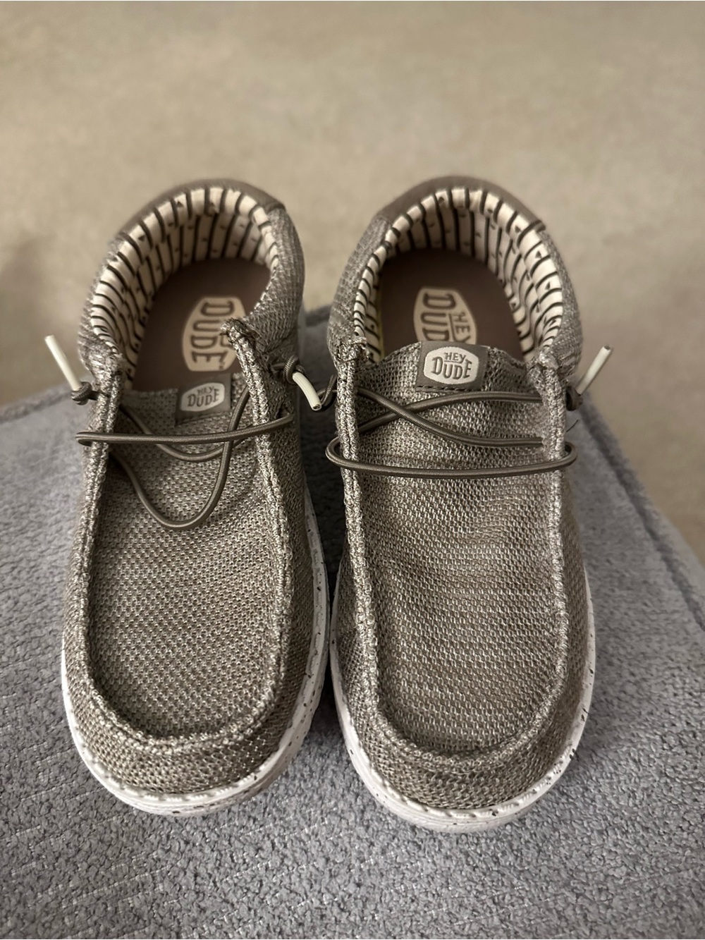 Hey Dude Wally Stretch Casual Boys Shoes in Walnut size J3